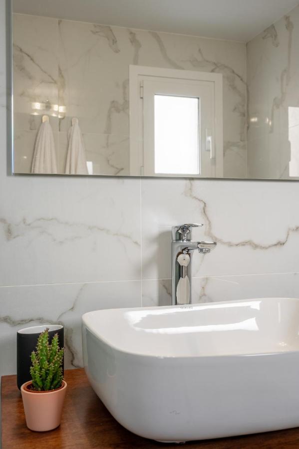 Stunning 2-Bedrooms Apartment In The Heart Of Афины Экстерьер фото